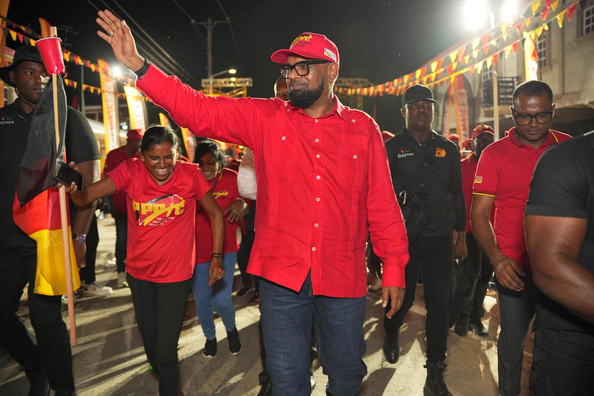 Fotografía cedida por la Presidencia de Guyana de su mandatario Irfaan Ali, en un recorrido en Georgetown (Guyana). EFE/ Presidencia de Guyana