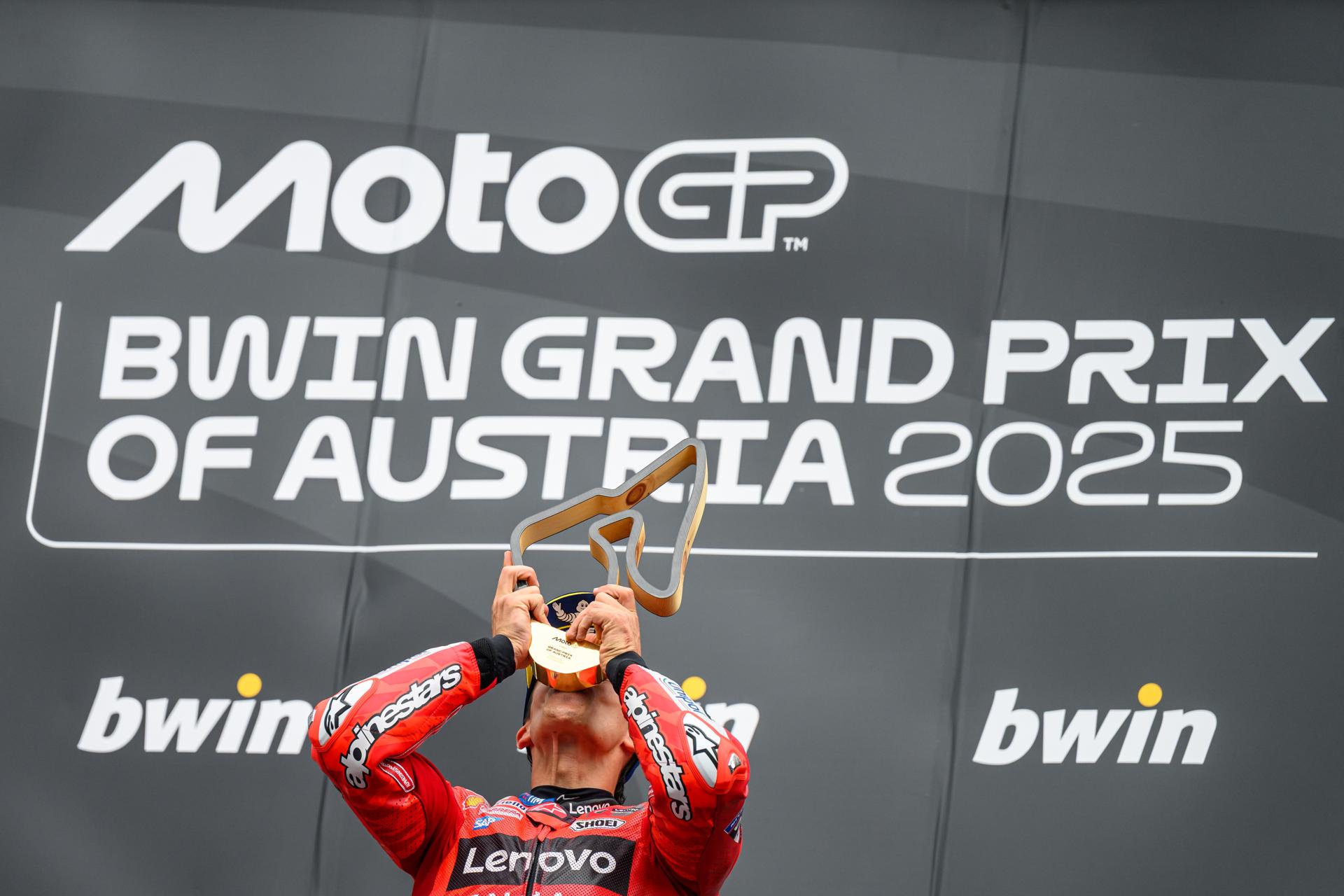 El español Marc Márquez (Ducati Desmosedici GP24), líder del Mundial de MotoGP, celebra la victoria en Austria. EFE/EPA/MAX SLOVENCIK