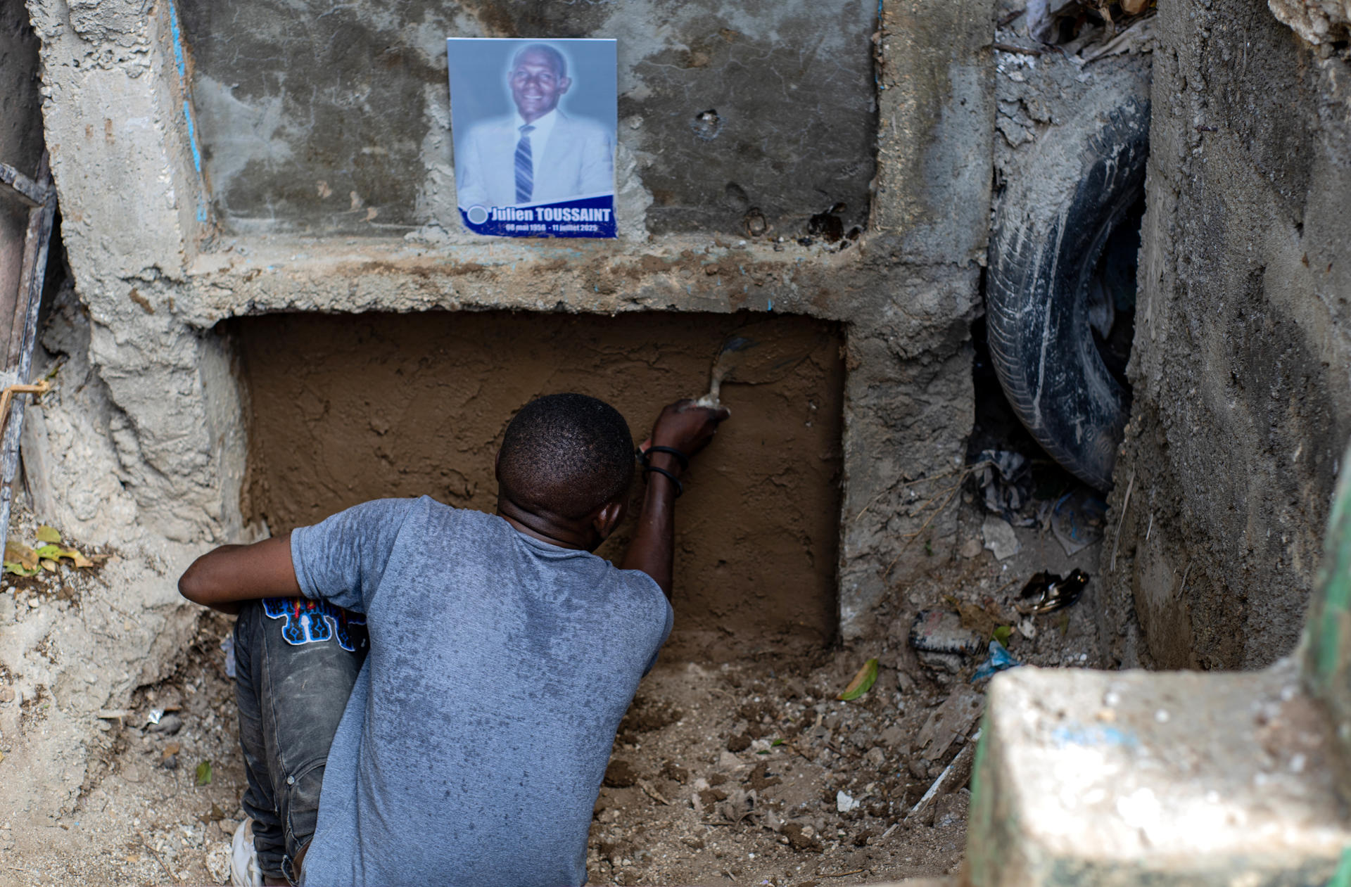 Un trabajador tapa una bóveda en el cementerio de Fragneau-Ville en Delmas 75, el 1 de agosto de 2025 en Puerto Príncipe (Haití). EFE/ Mentor David Lorens