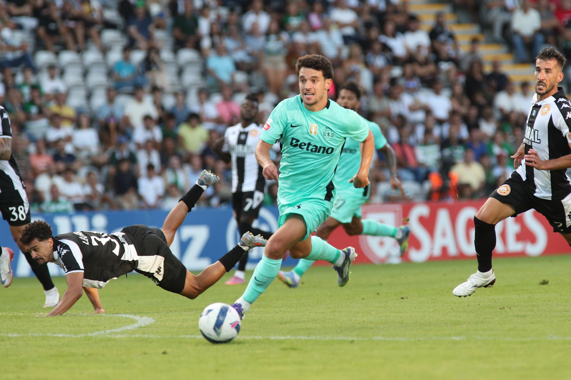 El jugador del Sporting Pedro Goncalves durante el partido de la Liga Portuguesa que han jugado CD Nacionaly Sporting CP, en Funchal, Portugal. EFE/EPA/HOMEM DE GOUVEI