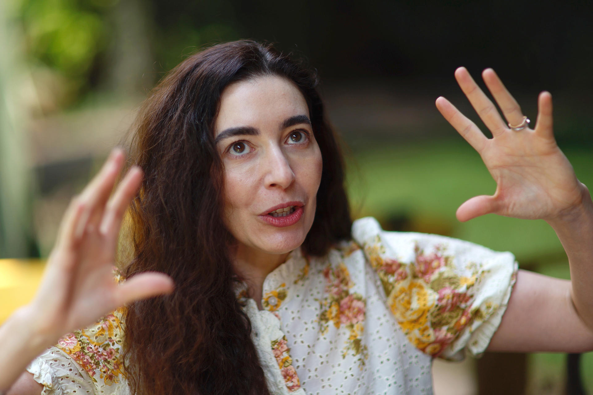 La escritora Uruguaya Fernanda Trías, habla durante una entrevista con EFE este sábado, en la Ciudad de México (México). EFE/Sáshenka Gutiérrez