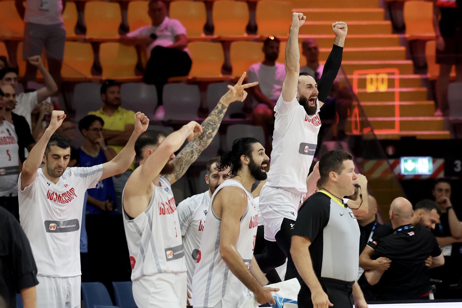 Jugadores de Georgia celebran su triunfo sobre España, vigente campeona, en el partido de debut del grupo C del EuroBasket 2025, disputado este jueves en Limassol. EFE/GEORGI LICOVSKI