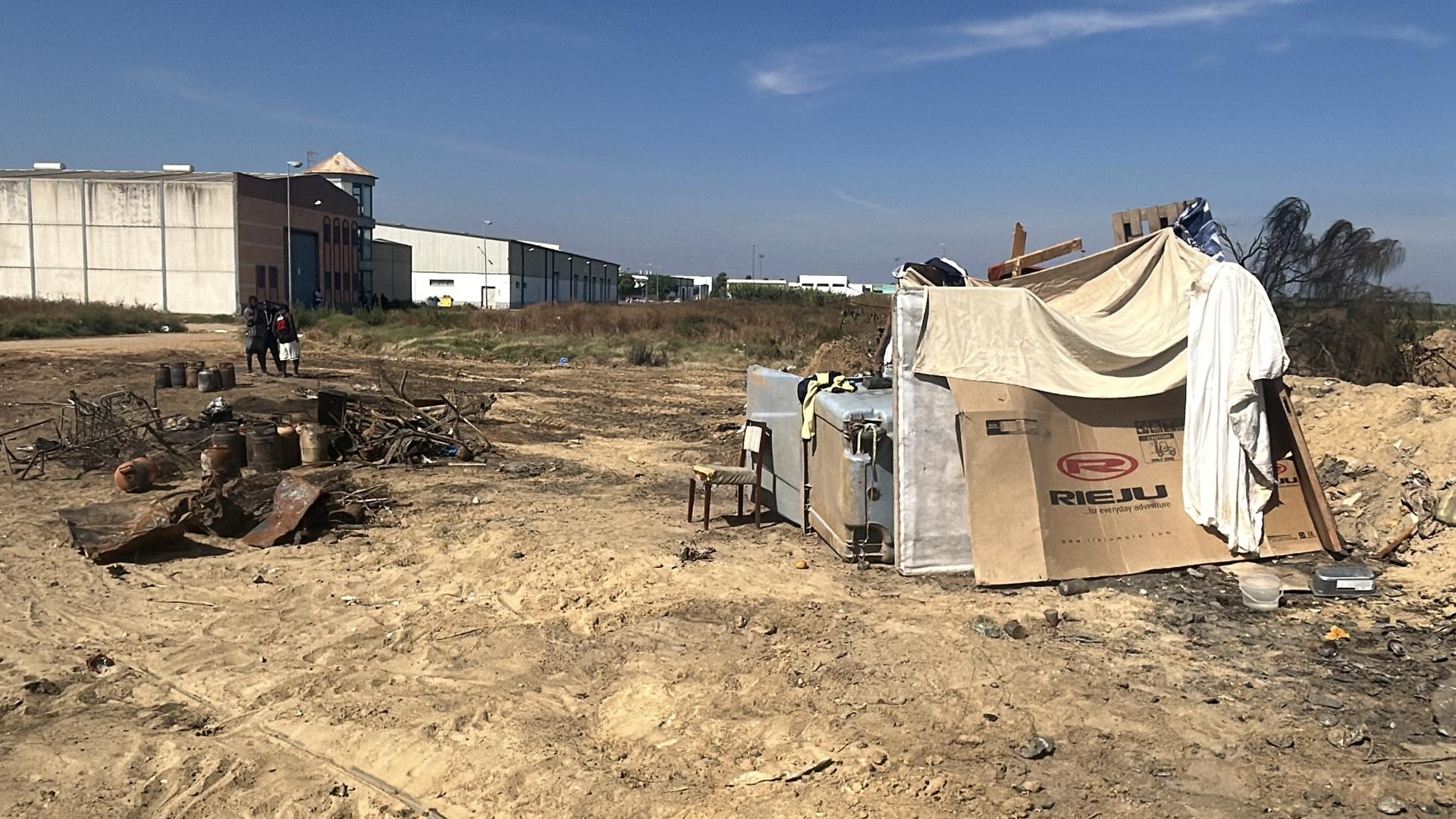 Estado en el que quedó un asentamiento de inmigrantes en Lepe (Huelva) tras el incendio ocurrido en una chabola el pasado sábado y que arrasó por completo el campamento donde vivían una veintena de personas que ahora intentan empezar de nuevo donde cada uno pueda. EFE/Fermín Cabanillas