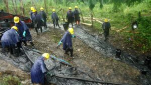 Fotografía de archivo de un grupo de trabajadores al limpiar y atender un derrame de petróleo en el municipio de Chiriaco, en la región de Amazonas (Perú). EFE/Onias Flores