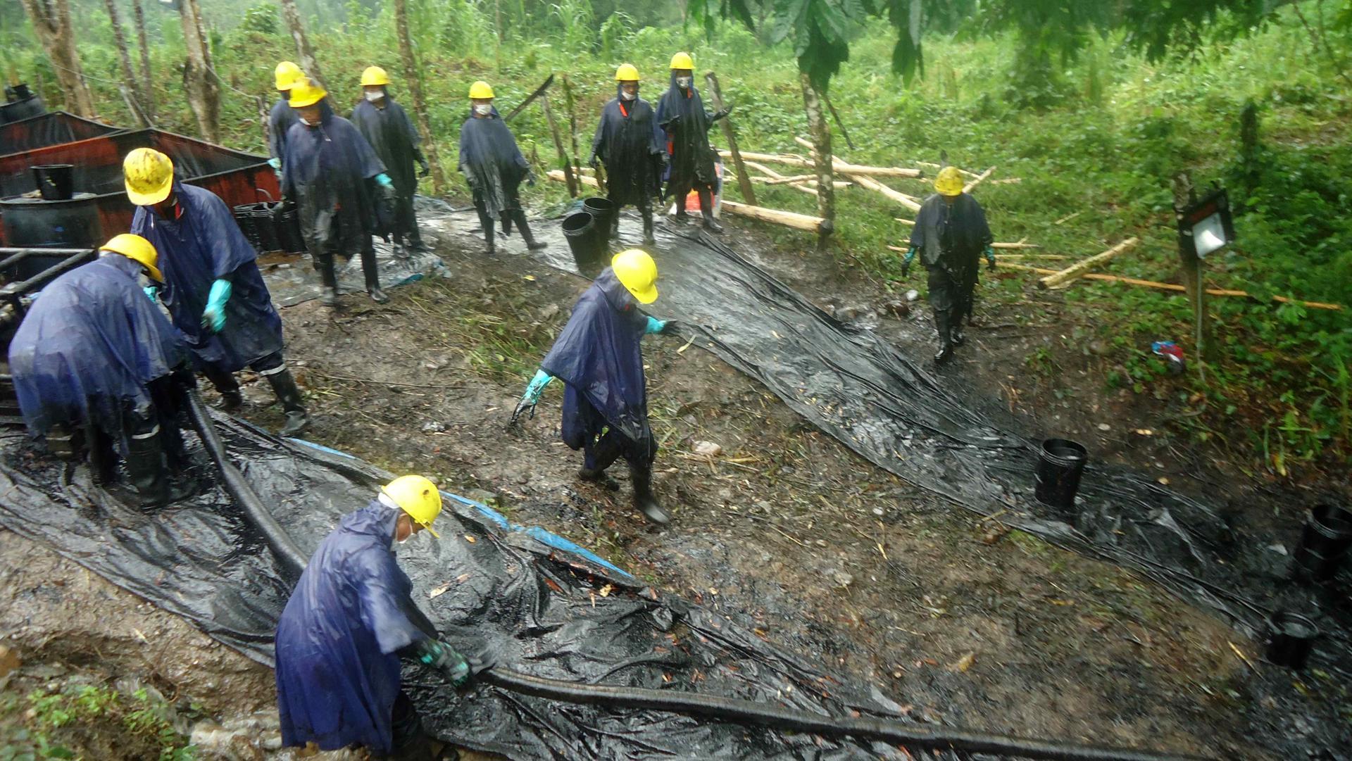 Fotografía de archivo de un grupo de trabajadores al limpiar y atender un derrame de petróleo en el municipio de Chiriaco, en la región de Amazonas (Perú). EFE/Onias Flores