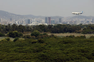 Imagen de archivo de un avión que se dispone a aterrizar en el Aeropuerto de Barcelona-El Prat. EFE/Alberto Estévez