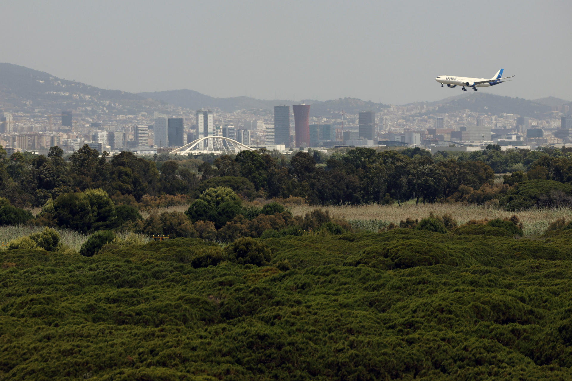 Imagen de archivo de un avión que se dispone a aterrizar en el Aeropuerto de Barcelona-El Prat. EFE/Alberto Estévez