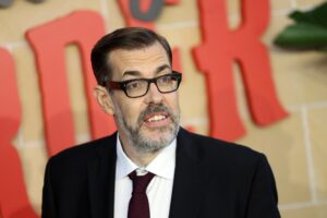 El autor británico Richard Osman posa en la alfombra verde en el estreno en el Reino Unido de 'The Thursday Murder Club' en Leicester Square Gardens en Londres, Reino Unido. EFE/NEIL HALL