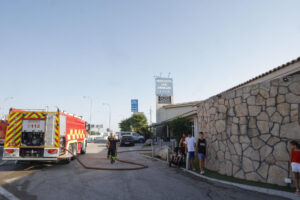 Un centenar de personas han sido desalojadas la madrugada de este lunes del Gran Hotel Los Ángeles, en la localidad madrileña de Getafe, como medida de prevención a consecuencia del incendio declarado en una nave industrial cercana. EFE/ Zipi
