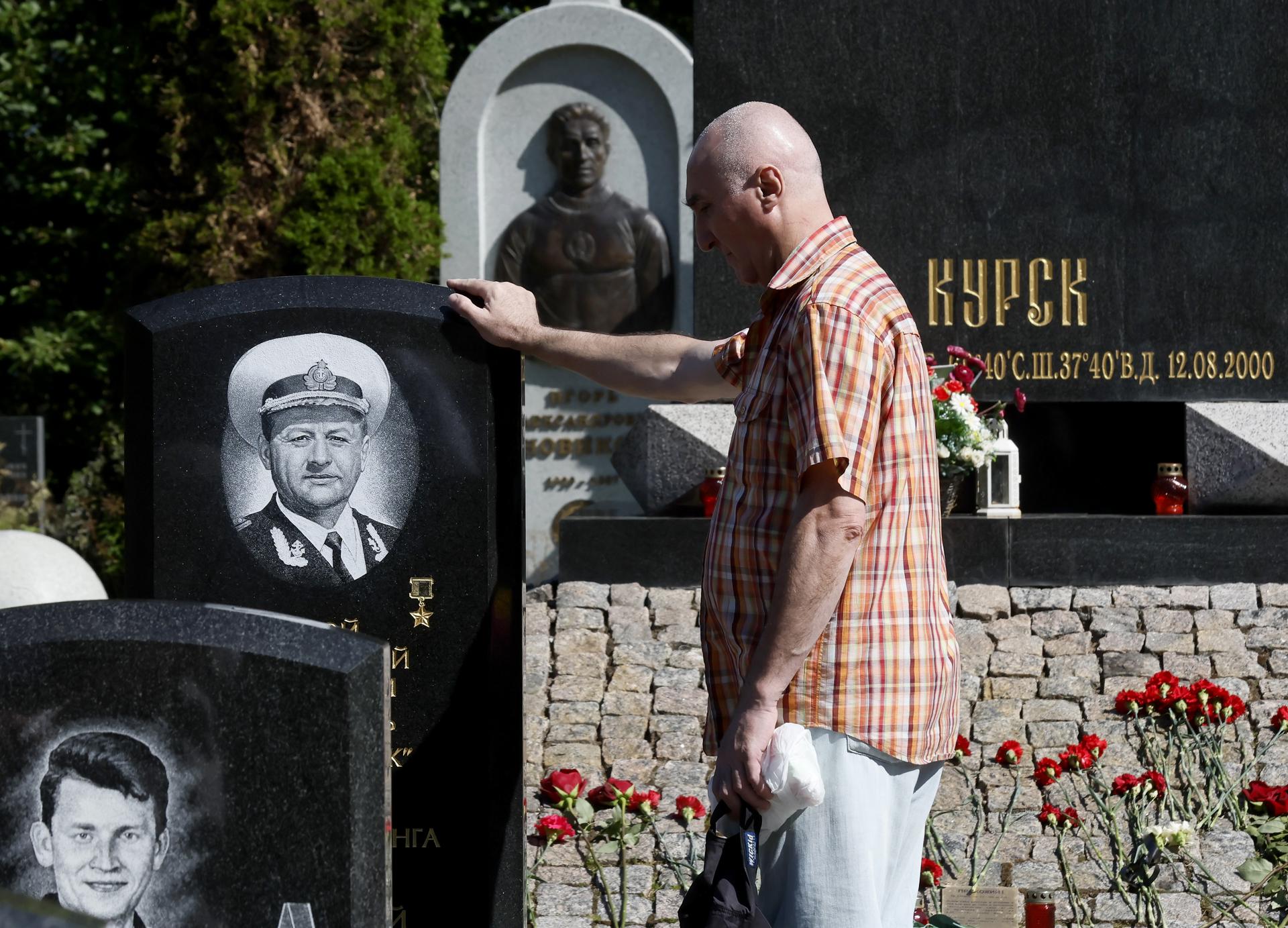 Familiares de la tripulación fallecida del submarino nuclear Kursk visitan el cementerio de Serafimovskoye durante la ceremonia conmemorativa del 25 aniversario de la tragedia del submarino Kursk, en San Petersburgo, Rusia, el 12 de agosto de 2025. El submarino nuclear 'Kursk' se hundió en el mar de Barents, cobrándose la vida de 118 marineros el 12 de agosto de 2000.(Rusia, San Petersburgo) EFE/EPA/ANATOLY MALTSEV
