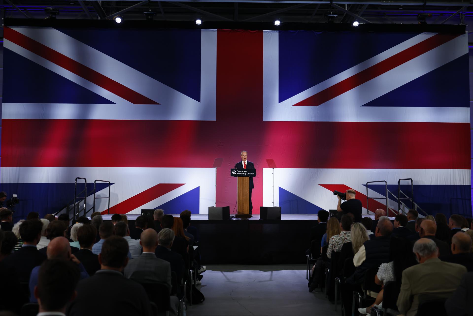 Nigel Farage, líder del partido Reform UK y miembro del Parlamento, da un discurso en el lanzamiento del plan de Reform UK para deportar solicitantes de asilo si llegan al gobierno, en el aeropuerto de Oxford en Kidlington, Reino Unido, 26 de agosto de 2025. El partido Reform UK propone expulsar por la fuerza a cientos de miles de personas que llegaron al Reino Unido sin permiso. El plan es que serían alojados en sitios militares antes de ser enviados de regreso a los lugares de los que huyeron en uno de los cinco vuelos diarios de deportación, o a terceros países receptores de tarifas. (Reino Unido) EFE/EPA/TOLGA AKMEN
