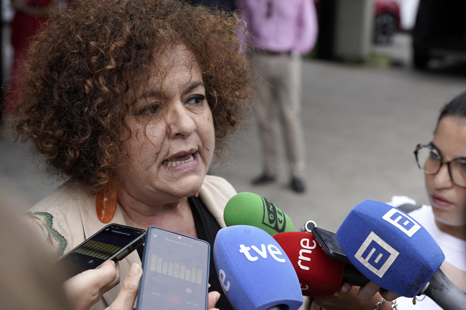 La consejera de Derechos Sociales y Bienestar, Marta del Arco, ofrece declaraciones este martes, en Gijón (Asturias). Los diez primeros menores solicitantes de protección internacional que han sido trasladados desde Canarias hasta la península se encuentran desde esta madrugada en Gijón, han informado a EFE fuentes del Gobierno asturiano. EFE/ Paco Paredes
