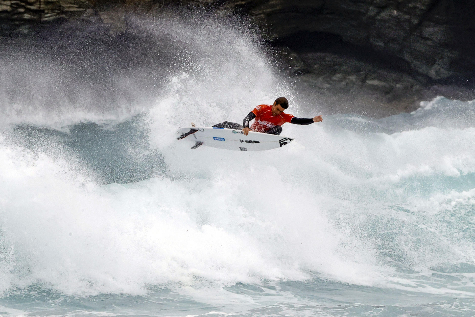 El portugués Ribeiro durante su participación este sábado en la prueba Pantín Classic, referente del surf en España. EFE/ Kiko Delgado