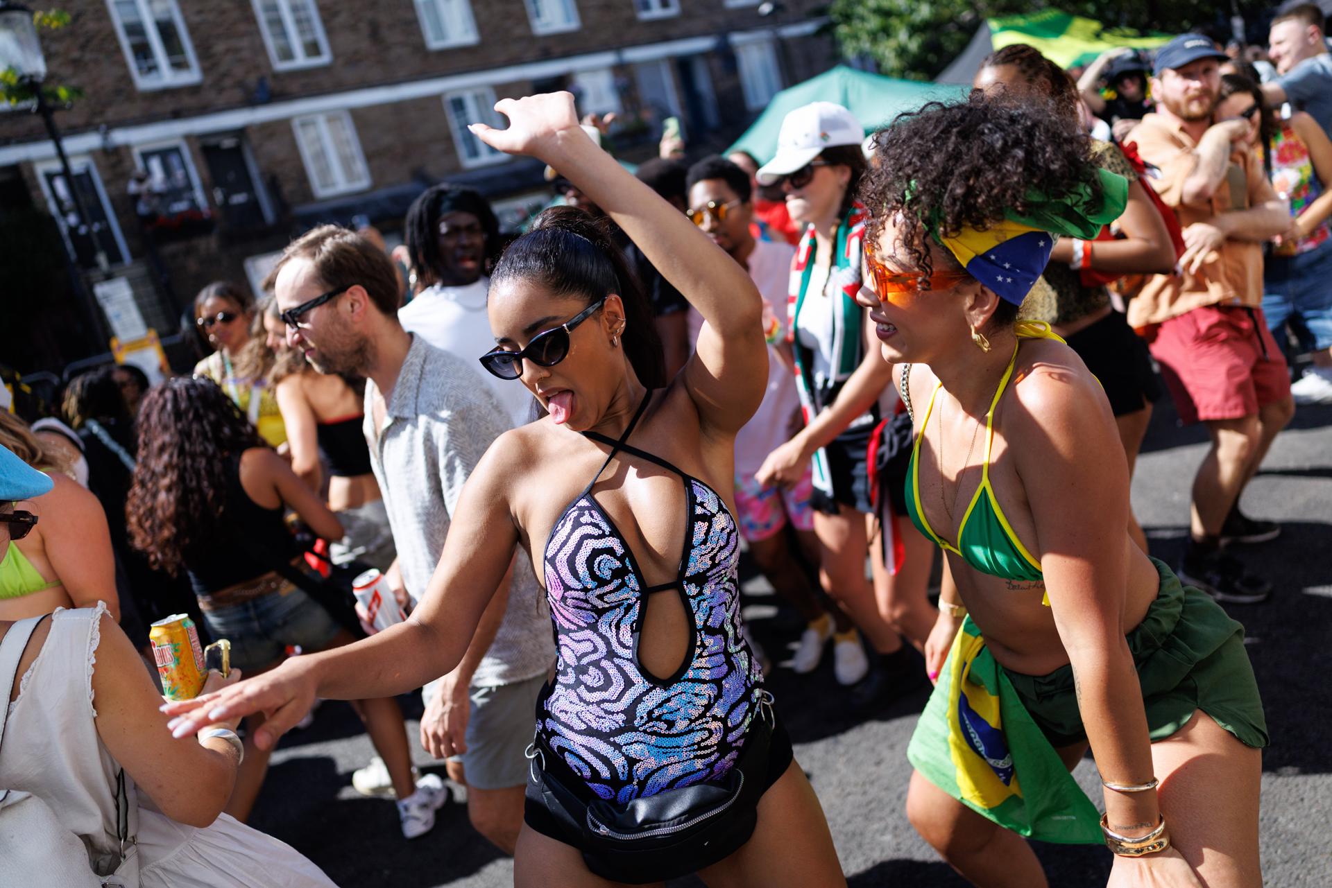 Los asistentes al carnaval bailan al ritmo de la música durante el desfile de adultos del Notting Hill Carnival en Londres, Reino Unido, 25 de agosto de 2025. El Notting Hill Carnival es el carnaval callejero más grande de Europa y es una celebración liderada por la comunidad de la historia y la cultura caribeña. Celebrando su 59º año, el evento se lleva a cabo el 24 y 25 de agosto de 2025. (Reino Unido, Londres) EFE/EPA/TOLGA AKMEN
