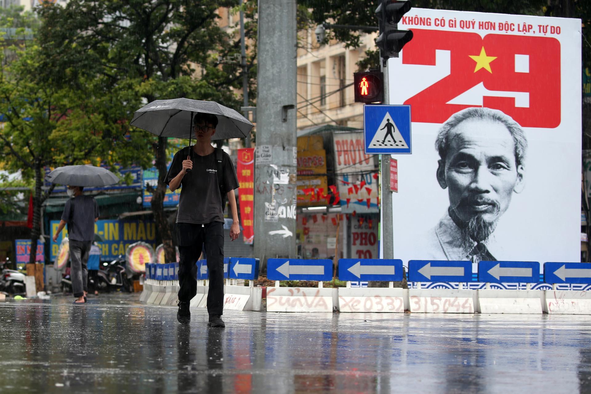 HA NOI (Viet Nam), 25/08/2025.- A person holding an umbrella walks under the rain in Hanoi, Vietnam, 25 August 2025. Typhoon Kajiki made landfall on 25 August, bringing torrential rains to Vietnam's north-central coast, prompting mass evacuations and the closure of airports and schools. EFE/EPA/LUONG THAI LINH