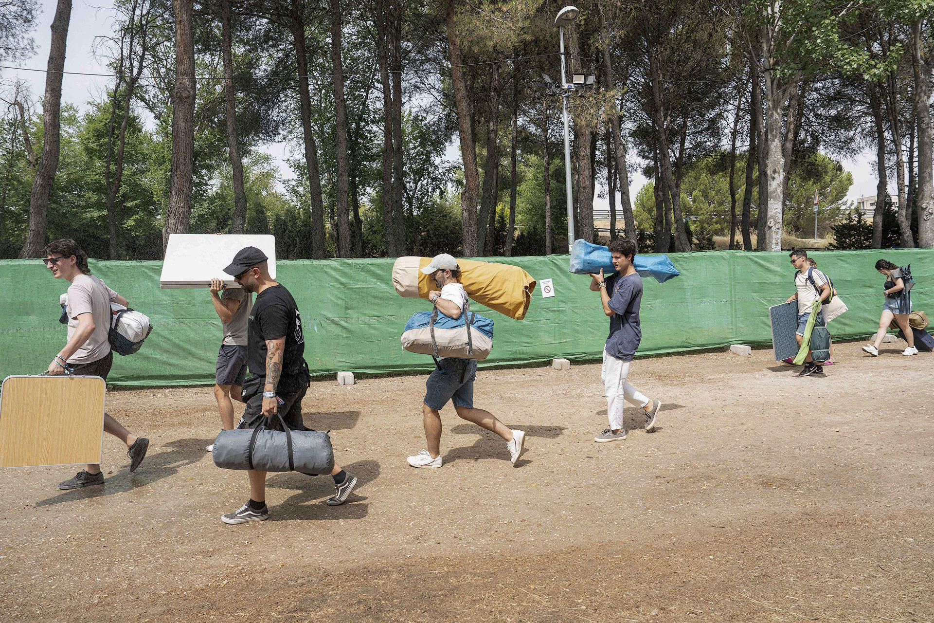 Los 'sonorámicos' a su llegada al camping del Festival Sonorama 2025 en Aranda de Duero (Burgos), este miércoles, cuando arranca el festival con las actuaciones de, entre otros, Rulo y la Contrabanda, Miss Caffeina y Zahara. EFE/Paco Santamaría
