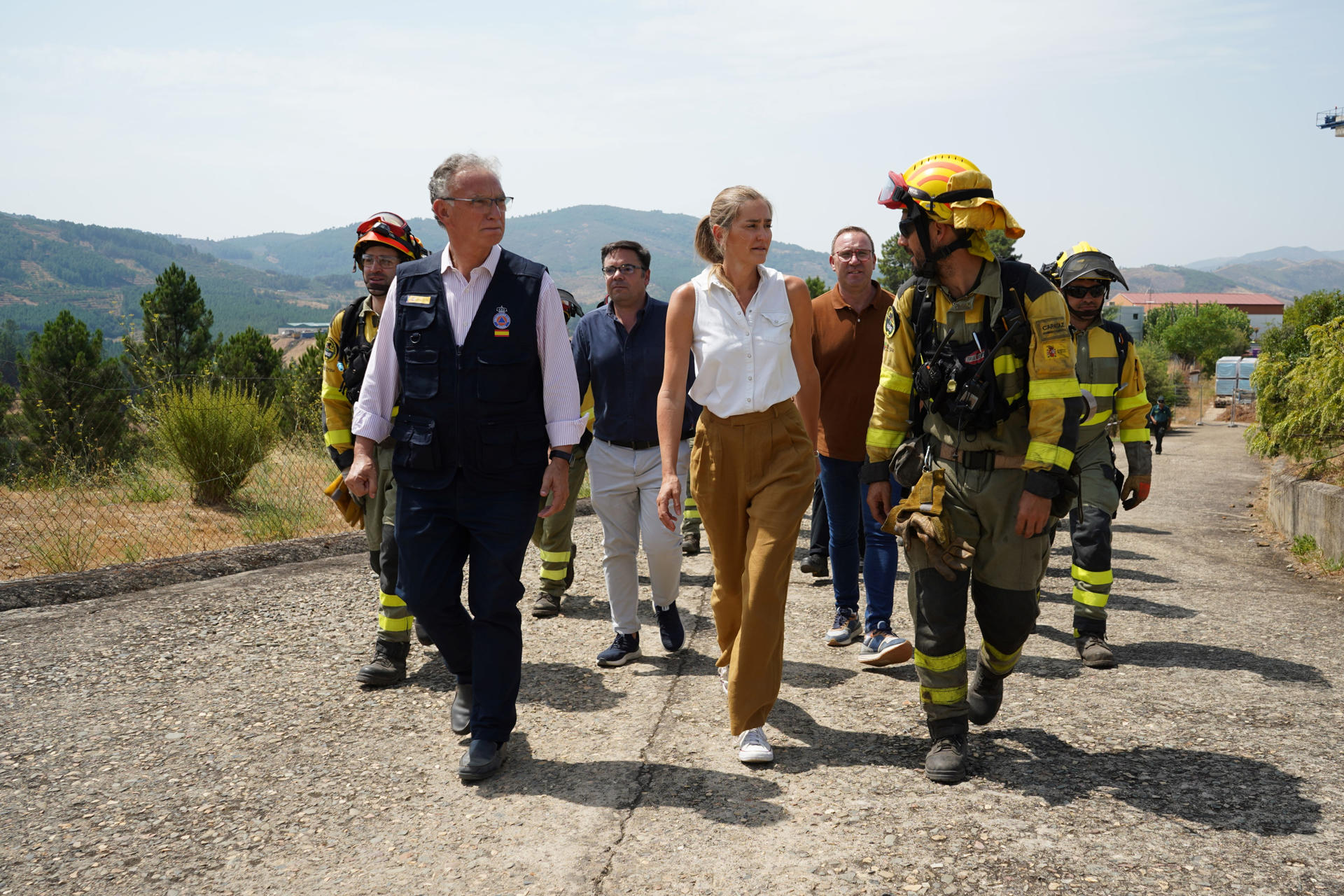 La vicepresidenta y ministra para la Transición Ecológica y el Reto Demográfico, Sara Aagesen (c), visita este sábado a la Brigada de Refuerzo en Incendios Forestales (BRIF) de Pinofranqueado y conversa con los trabajadores antes de que continúen con las labores de extinción de los incendios. EFE/ Eduardo Palomo

