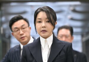 La ex primera dama de Corea del Sur, Kim Keon Hee, esposa del ex presidente surcoreano destituido Yoon Suk Yeol, llega a un tribunal para asistir a una audiencia para revisar su orden de arresto solicitada por fiscales especiales en el Tribunal del Distrito Central de Seúl en Seúl, Corea del Sur, el 12 de agosto de 2025. EFE/EPA/JUNG YEON-JE / POOL