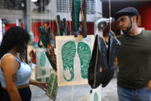 Personas leen carteles en la muestra 'Huellas de la Memoria' este sábado, en Guadalajara (México). EFE/ Francisco Guasco