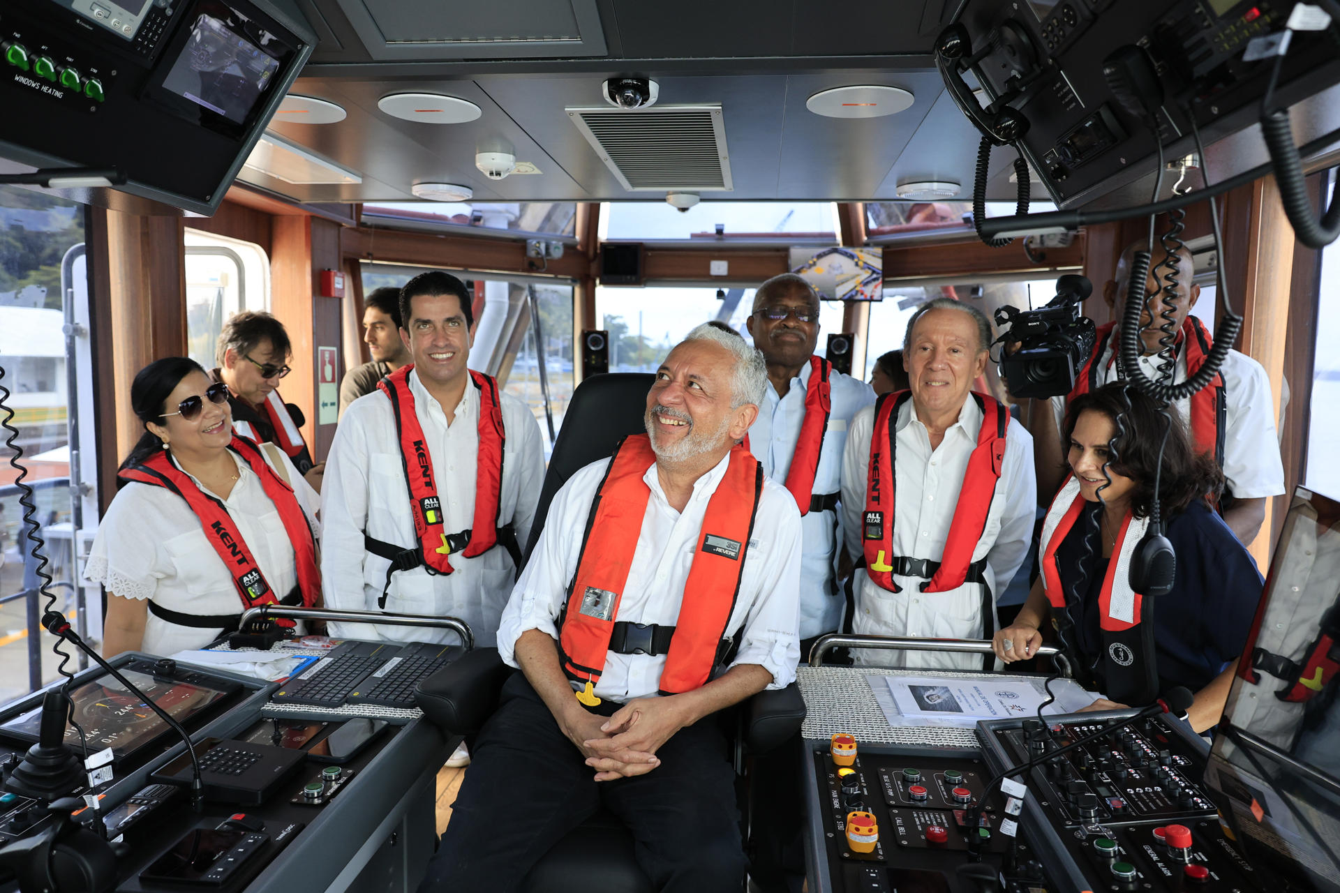 El administrador del Canal de Panamá, Ricaurte Vásquez (c), posa al interior de un remolcador este viernes, en el Canal de Panamá, en Ciudad de Panamá (Panamá). EFE/ Bienvenido Velasco
