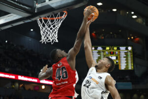 James Nnaji (i) coloca un tapón al pívot caboverdiano Edy Tavares durante el partido de cuarta jornada de la pasada Liga Endesa, entre el Real Madrid y el Girona. EFE/ Daniel González