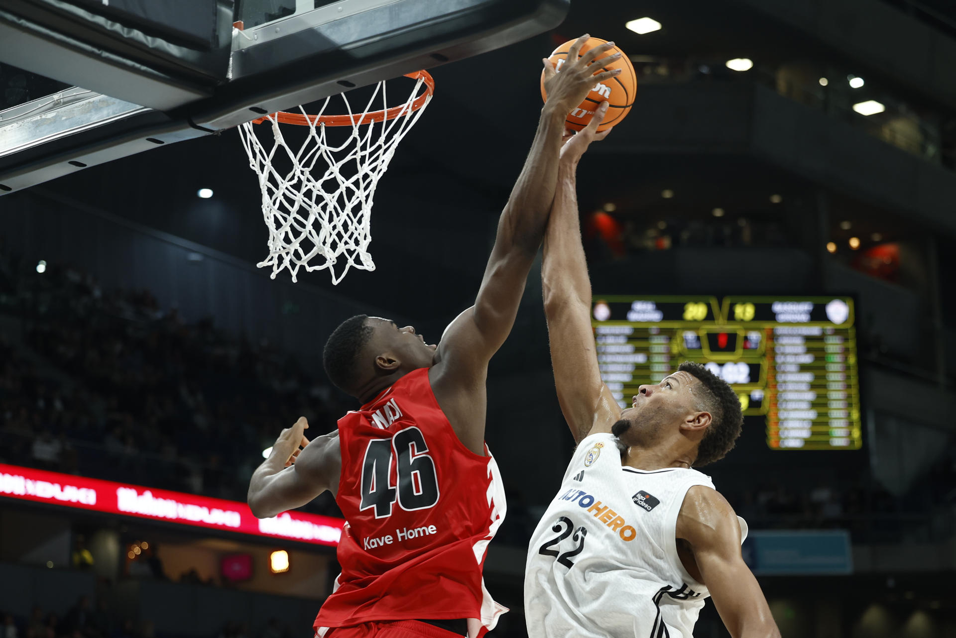 James Nnaji (i) coloca un tapón al pívot caboverdiano Edy Tavares durante el partido de cuarta jornada de la pasada Liga Endesa, entre el Real Madrid y el Girona. EFE/ Daniel González