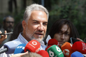 El vicesecretario de Política Autonómica, Municipal y Análisis Electoral del PP, Elías Bendodo , atiende a los medios de comunicación, este jueves en la sede del partido en Madrid. EFE/Chema Moya
