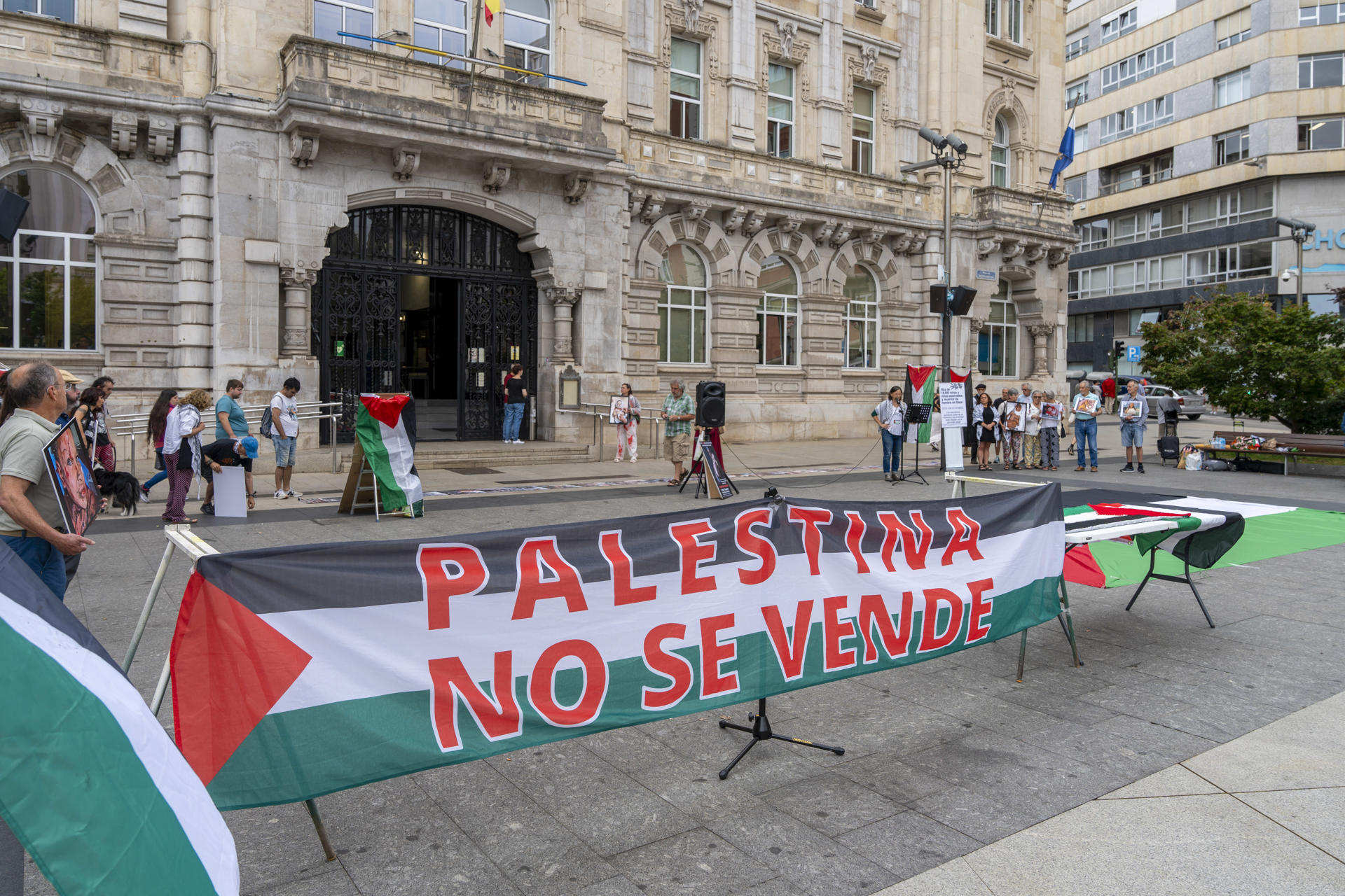 Acción por Palestina organiza un acto simbólico de recuerdo a los ciudadanos de Gaza, en el que se leerán desde las 9 de la mañana hasta las doce de la noche, los nombres de los niños asesinados en Gaza. EFE/ Román G.Aguilera