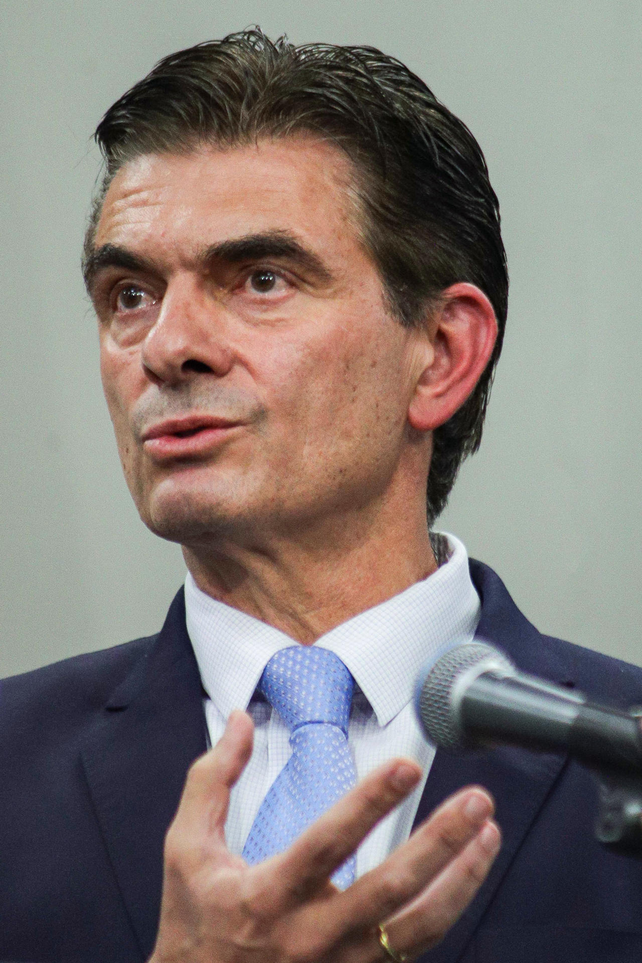 El candidato presidencial del Partido Demócrata Cristiano (PDC) de Bolivia, Rodrigo Paz Pereira, habla durante una rueda de prensa este martes, en La Paz (Bolivia). EFE/ Gabriel Márquez