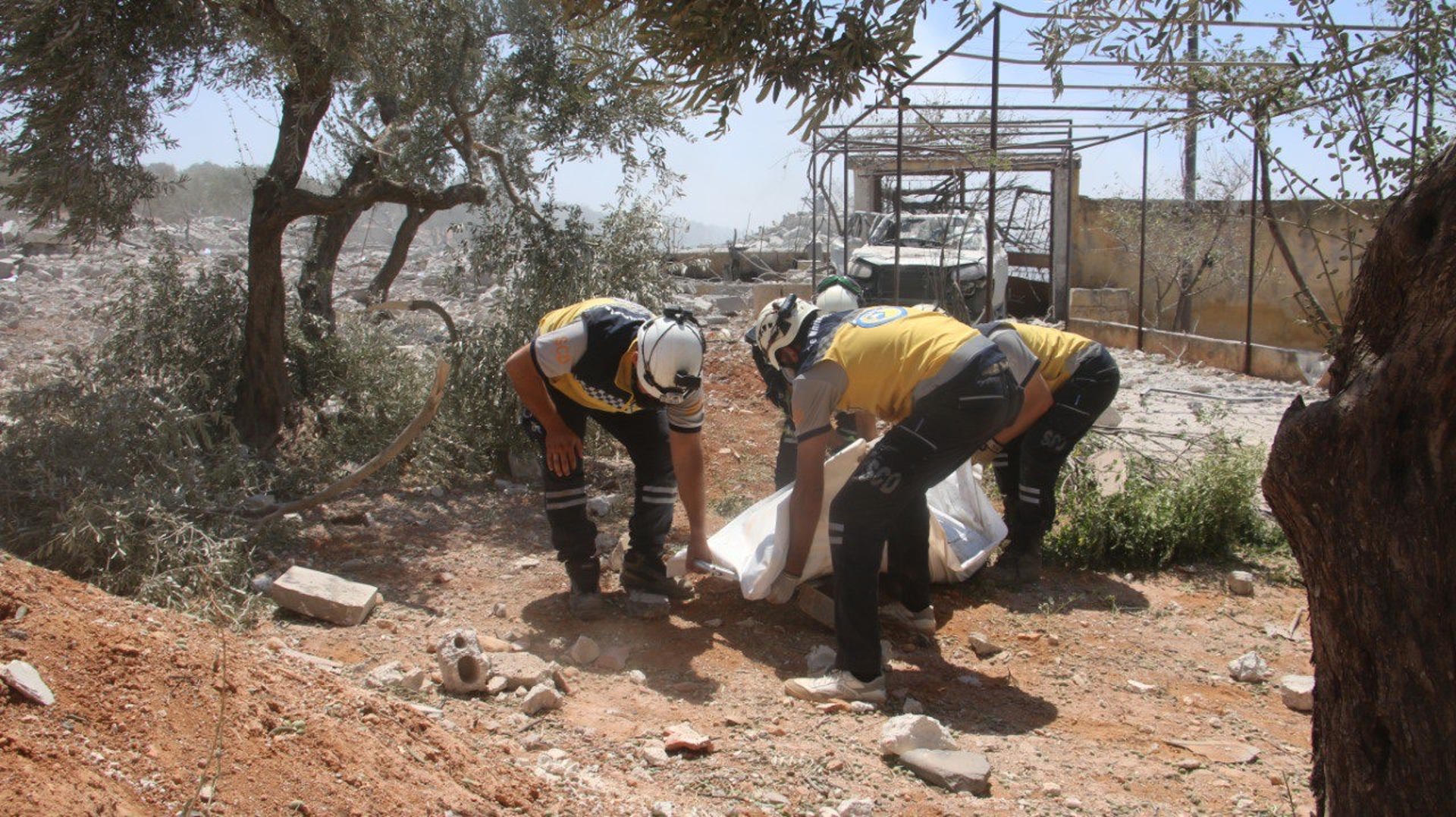 Miembros de la Defensa Civil Siria (Cascos Blancos) trabajan en las labores de rescate tras una explosión en la provincia de Idlib, en el noroeste de Siria, que deja por el momento al menos cuatro muertos y cinco heridos, mientras continúan las operaciones entre los escombros. EFE/ Defensa Civil Siria // SOLO USO EDITORIAL/SOLO DISPONIBLE PARA ILUSTRAR LA NOTICIA QUE ACOMPAÑA (CRÉDITO OBLIGATORIO)
