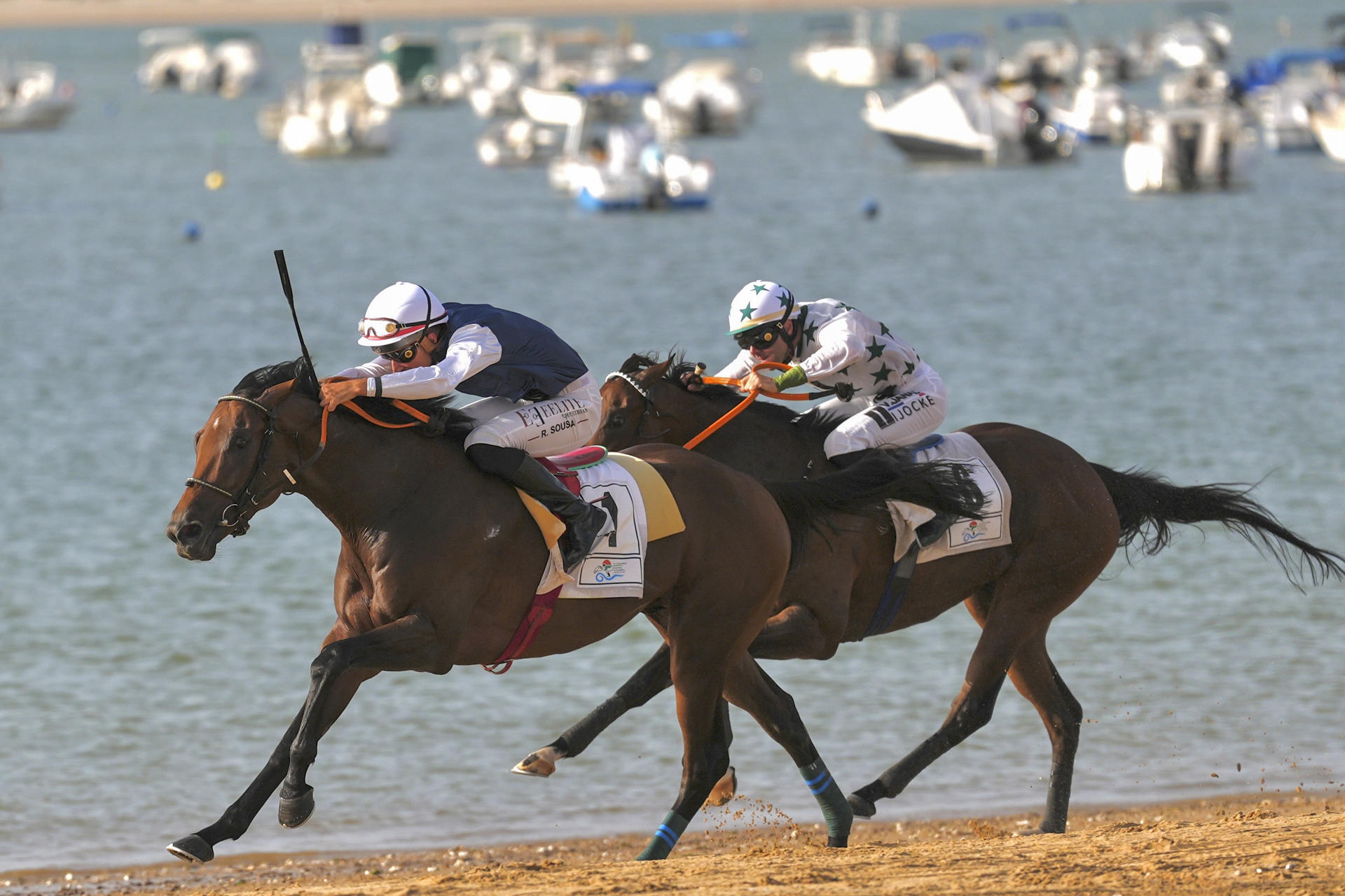 Un momento de la tradicional carrera de caballos disputada este martes en Sanlúcar de Barrameda (Cádiz). EFE/Román Ríos.
