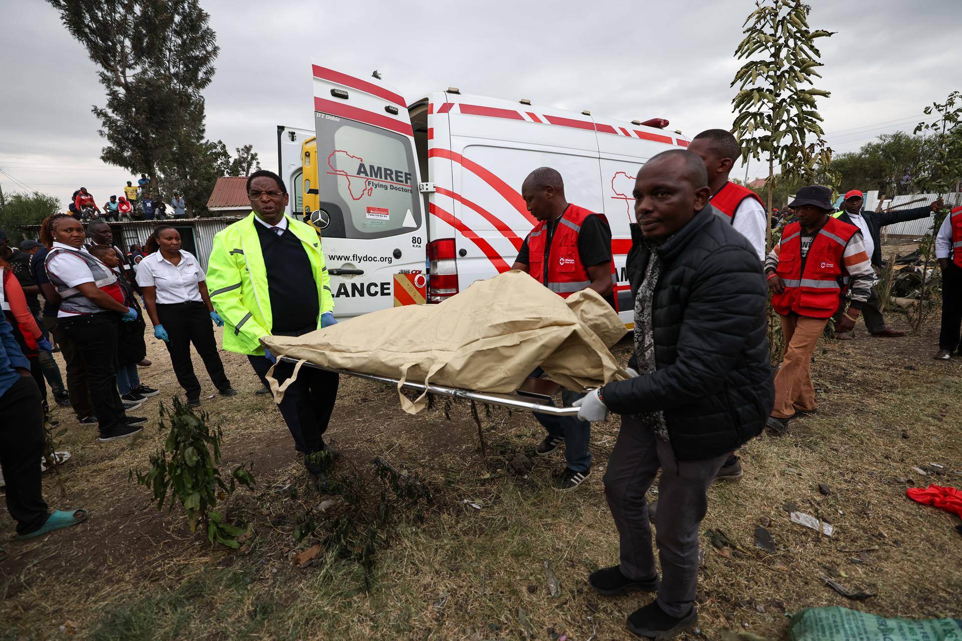 Socorristas recuperan un cuerpo entre los restos del avión ambulancia Cessna Citation 560 siniestrado en la zona de Mwihoko, en Githurai 45, Nairobi (Kenia). EFE/EPA/DANIEL IRUNGU
