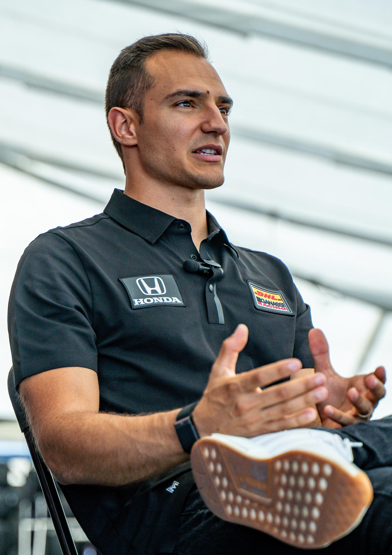 El piloto español de Indycar, Àlex Palou, del equipo Chip Ganassi, habla durante una entrevista con EFE este viernes, en Milwaukee (EE.UU.). Cuando el español Álex Palou llegó a la IndyCar en 2020 vivía como un sueño la idea de ganar un campeonato. Cinco años después, luce cuatro coronas en su palmarés, una 500 Millas de Indianápolis y la semana pasada celebró su tercer título consecutivo. EFE/ Kenneth Fernandez