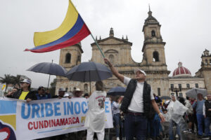 Personas participan en una manifestación en apoyo al expresidente Álvaro Uribe este jueves, en la Plaza de Bolívar en Bogotá (Colombia). EFE/ Carlos Ortega
