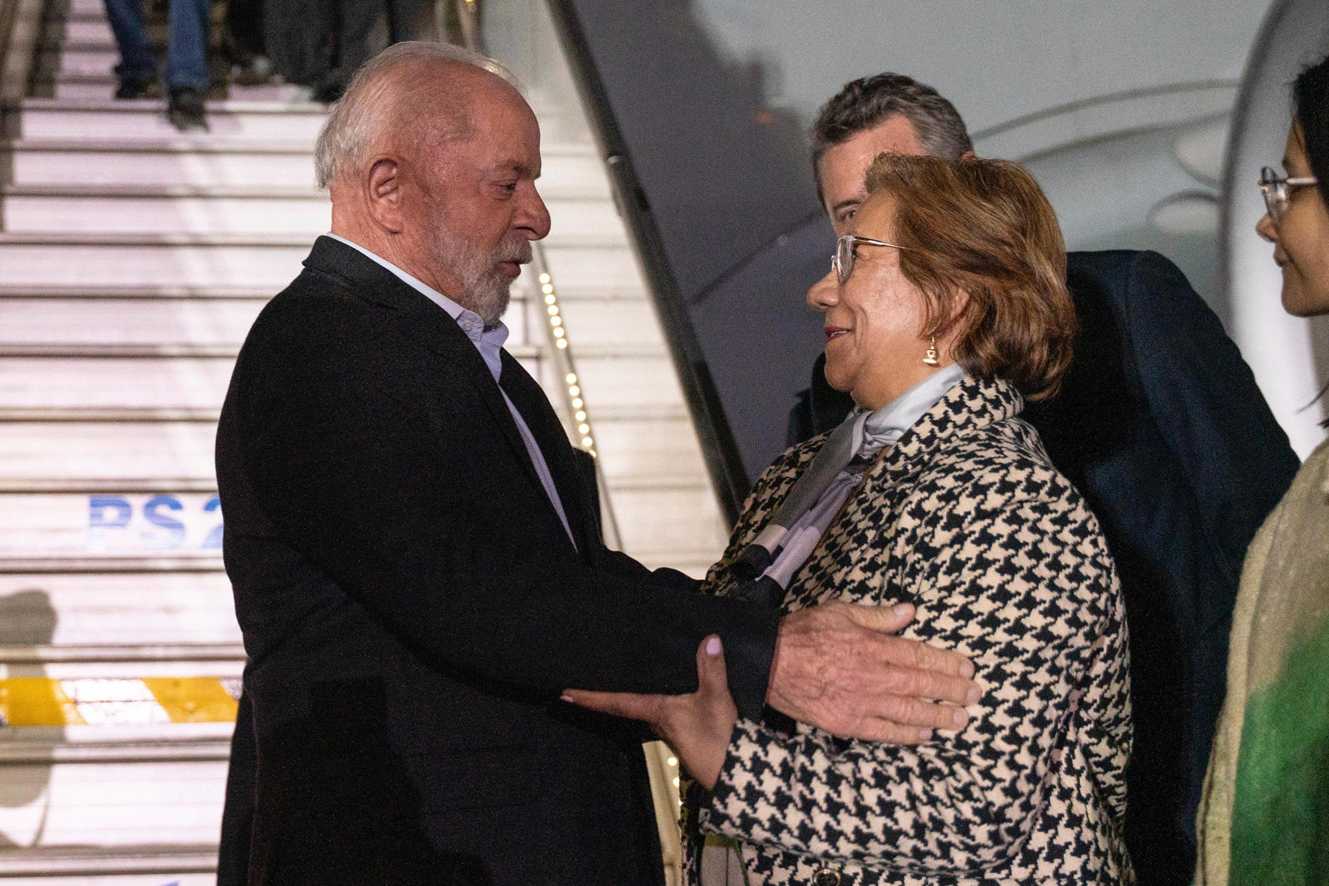 Fotografía cedida por la Cancillería de Colombia del presidente de Brasil, Luiz Inácio Lula da Silva (i), saludando a la ministra de Relaciones Exteriores de Colombia, Rosa Yolanda Villavicencio, a su llegada este jueves, a Bogotá (Colombia). EFE/ Cancillería de Colombia
