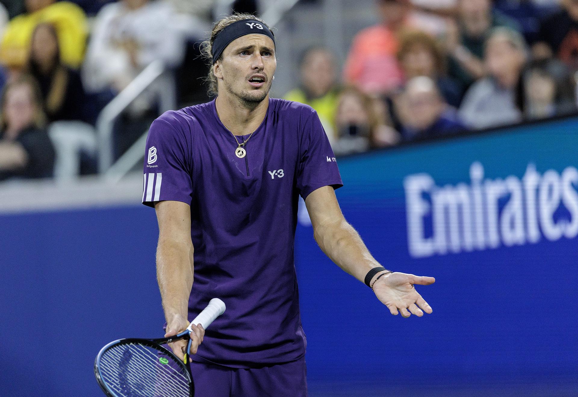 El alemán Alexander Zverev parece no tener explicación en el partido de la tercera ronda del Abierto de Estados Unidos que perdió ante el canadiense Felix Auger-Aliassime. EFE/EPA/CRISTOBAL HERRERA ULASHKEVICH