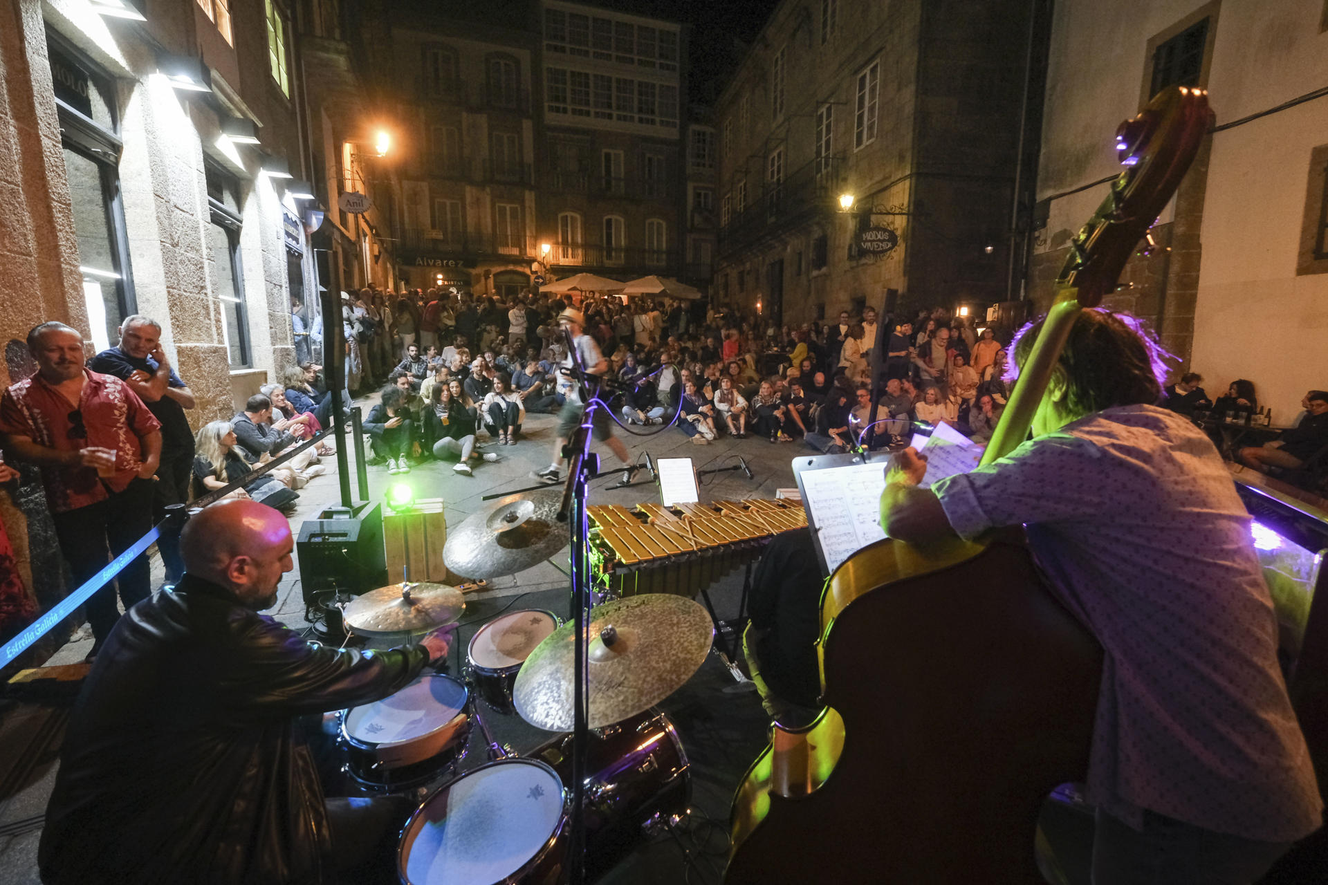 Actuación musical celebrada en el marco del festival 'Feito a Man', en Santiago de Compostela. EFE/ Xurxo Martínez
