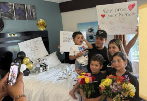 Fotografía cedida por la fundación CASA donde se ve al salvadoreño Kilmar Abrego (c) junto a su familia este viernes, en Maryland (EE.UU.). EFE/ CASA
