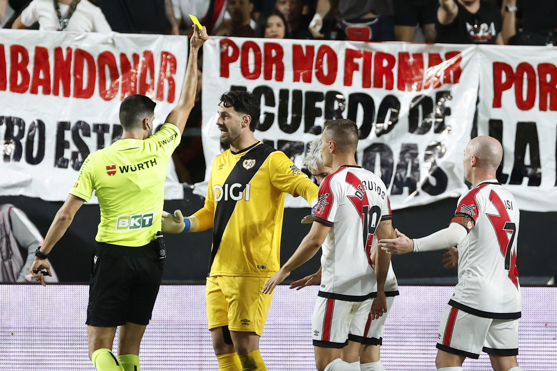 Tarjeta amarilla al guardameta del Rayo Augusto Batalla por protestar el penalti pitado a favor del FC Barcelona durante el partido de la tercera jornada de LaLiga entre el Rayo Vallecano y el FC Barcelona, este domingo en el estadio de Vallecas. EFE/ Chema Moya