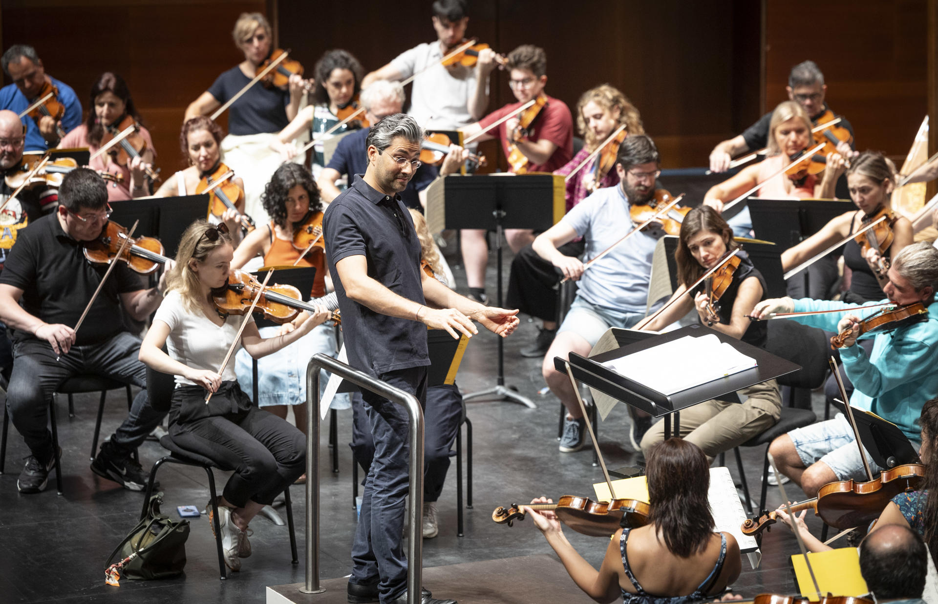 El director de orquesta alemán David Afkham este viernes durante un ensayo previo al concierto que la Orquesta Nacional de España ofrecerá por la tarde en el auditorio Kursaal, dentro del programa de la Quincena Musical de San Sebastián. EFE/Javier Etxezarreta