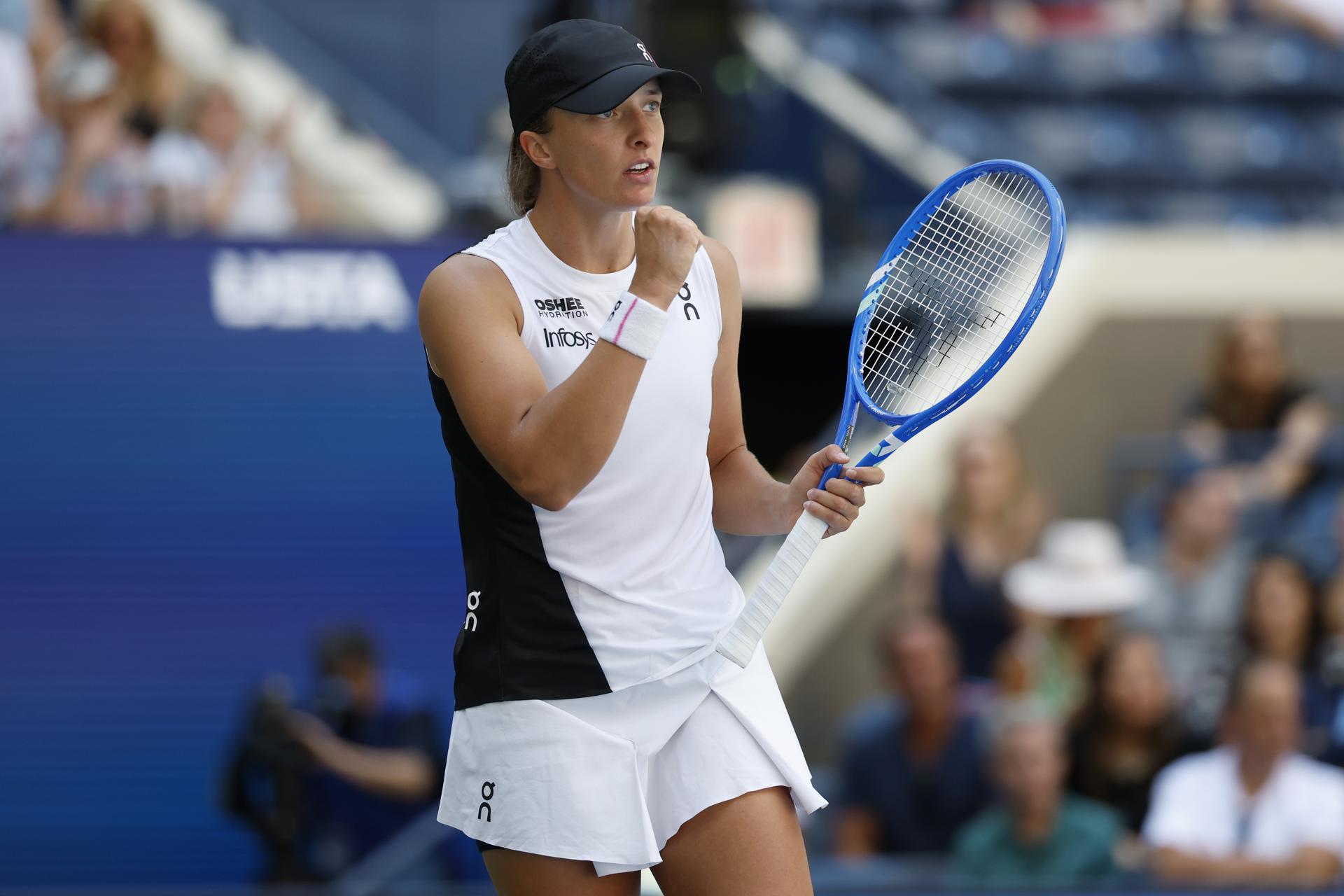 La polaca Iga Swiatek, número 2 del mundo, derrotó este martes en dos sets a la colombiana Emiliana Arango, puesto 84, y la eliminó en la primera ronda del Abierto de Estados Unidos. EFE/EPA/JOHN G. MABANGLO