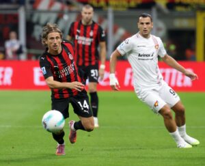 El jugador del AC Milan Luka Modric en acción durante el partido de la Serie A que han jugado Milan y Cremonese en el Giuseppe Meazza stadium en Milan, Italia. EFE/EPA/MATTEO BAZZI