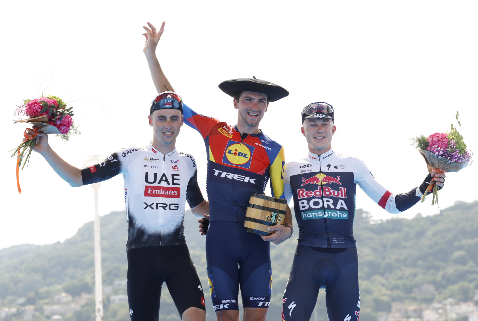 El corredor italiano Giulio Ciccone (c), del equipo Lild-Trel, se ha adjudicado la 44 edición de la Clásica San Sebastián al llegar destacado a la línea de meta tras atacar en la última cota de la jornada a diez kilómetros del final, por delante de Jan Christen (i), y de Maxim Van Gils (d). EFE/Juan Herrero.