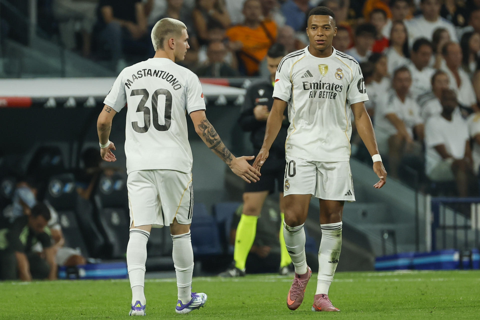 El delantero argentino del Real Madrid Franco Mastantuono (i) saluda a Kylian Mbappé durante el partido de la primera jornada de LaLiga que Real Madrid y Atlético Osasuna disputaron en el estadio Santiago Bernabéu. EFE/Mariscal

