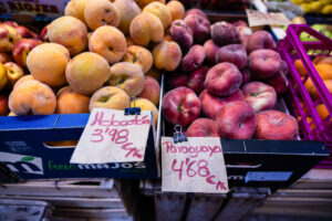 Imagen de archivo de un puesto de frutas en un mercado. EFE/Ángeles Visdómine
