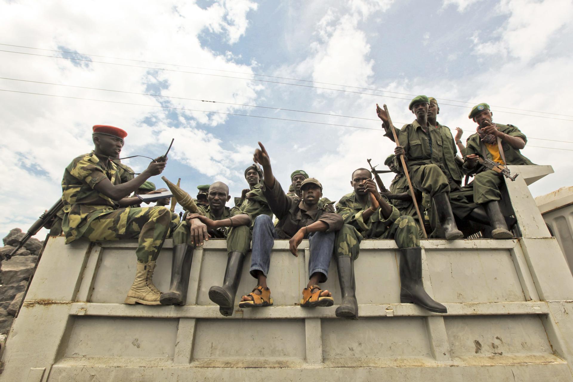 Foto archivo. Un grupo de combatientes rebeldes del M23 a bordo de un camión.. EFE/EPA/DAI KUROKAWA