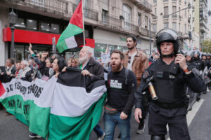 Personas participan en una manifestación en apoyo a Palestina este 30 de agosto de 2025, en Buenos Aires (Argentina). EFE/ STR