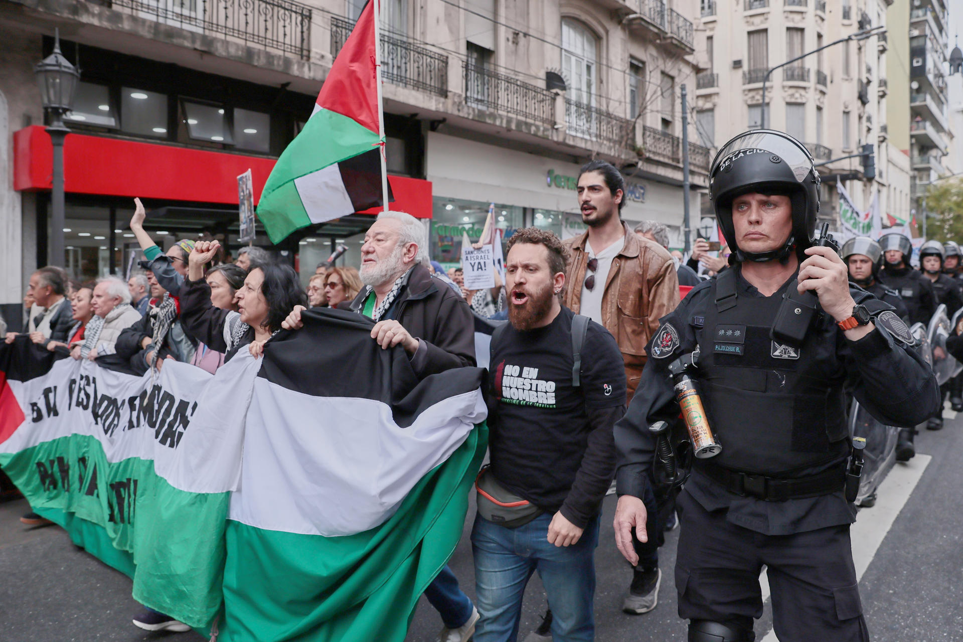 Personas participan en una manifestación en apoyo a Palestina este 30 de agosto de 2025, en Buenos Aires (Argentina). EFE/ STR