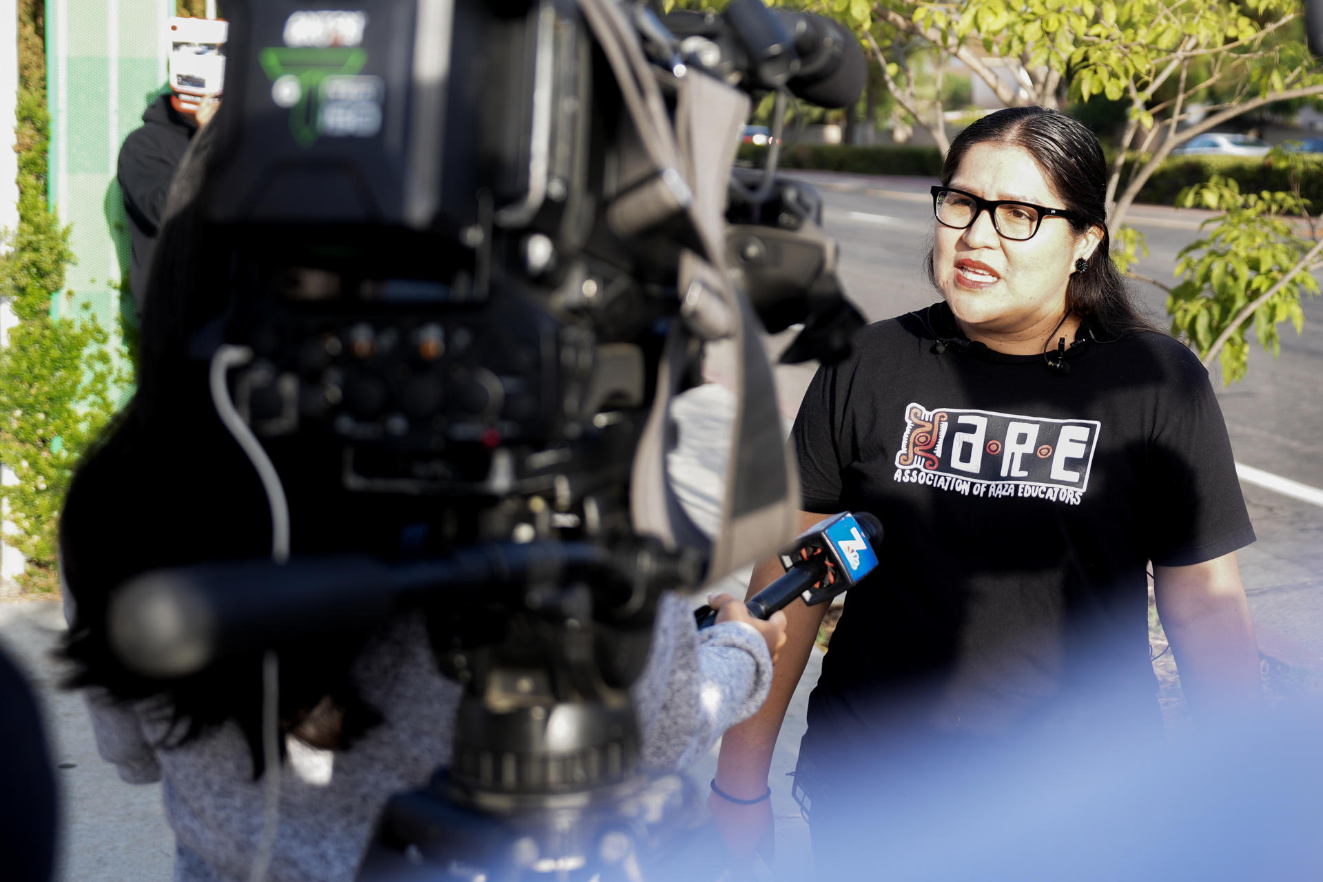 La profesora Eréndira Ramírez, integrante de la Asociación de Educadores de La Raza, habla con periodistas este martes, en San Diego (Estados Unidos). EFE/ Manuel Ocaño