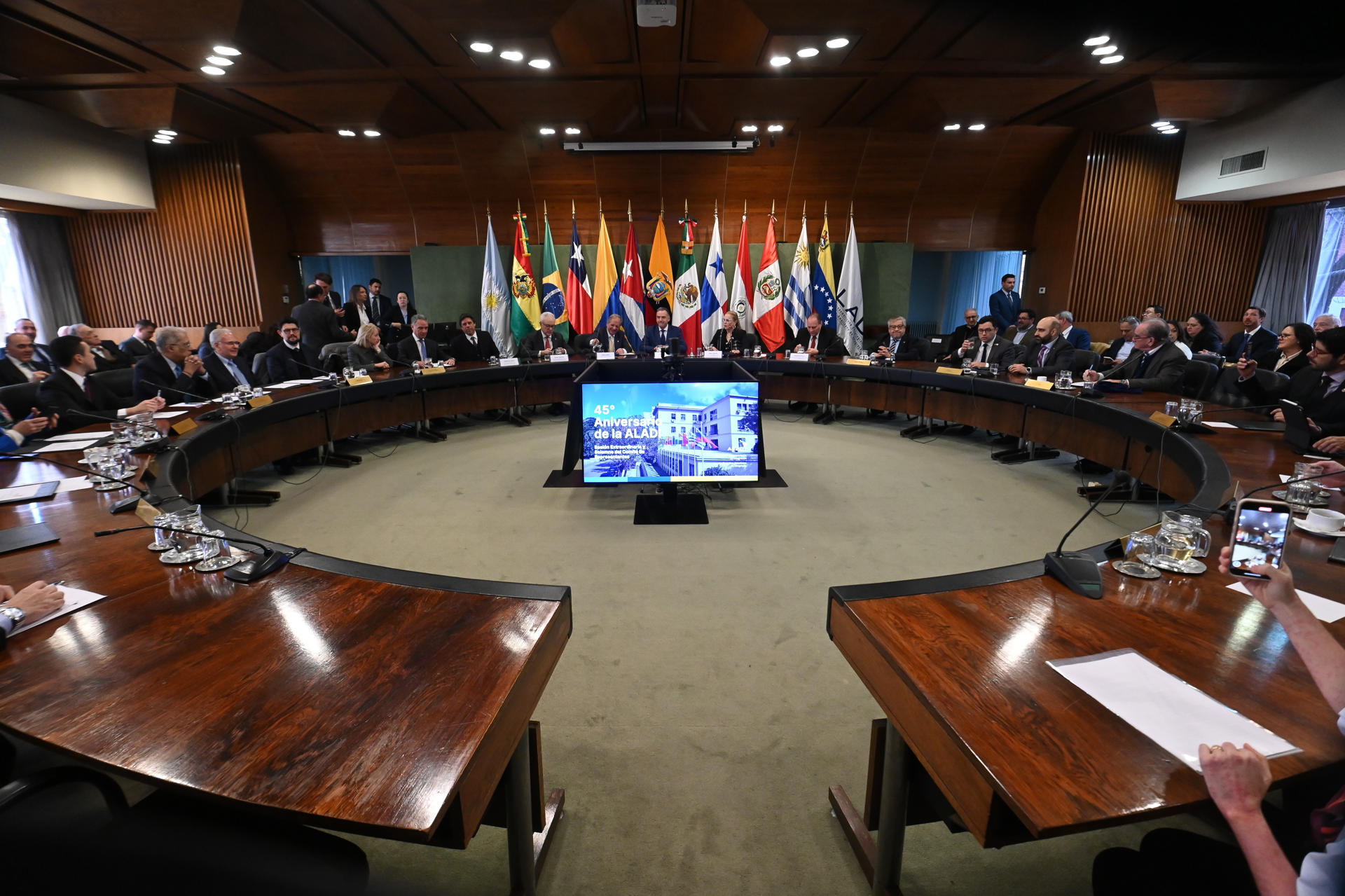 Autoridades nacionales y delegaciones extanjeras asisten a la celebración del 45° aniversario de la Asociación Latinoamericana de Integración (Aladi) este viernes, en Montevideo (Uruguay). EFE/ Federico Gutiérrez
